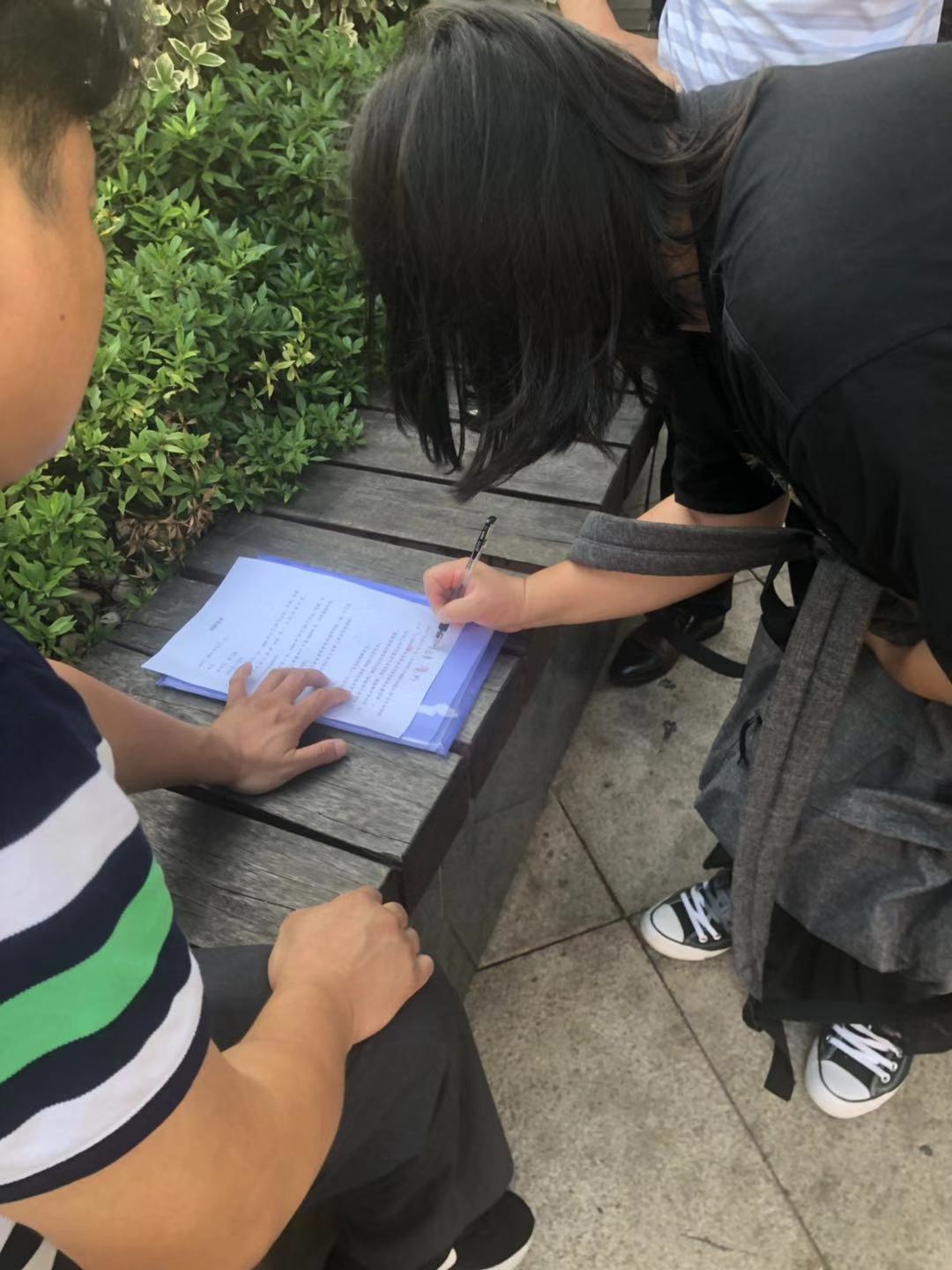 被告在调解协议上签字.jpg