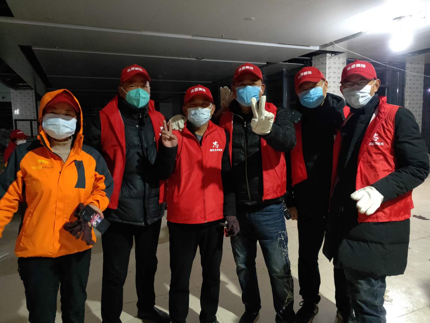 漆锋（左三）参与志愿活动.jpg