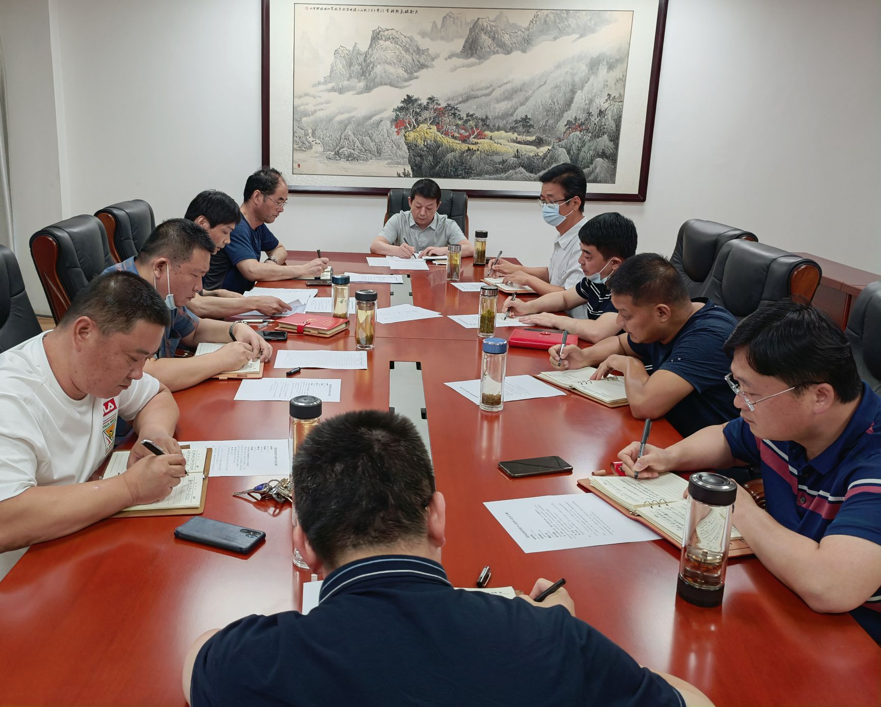 6.24中心组学习.jpg